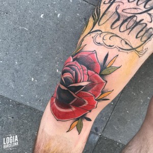 tatuaje_rodilla_rosa_logiabarcelona_toni_dimoni   